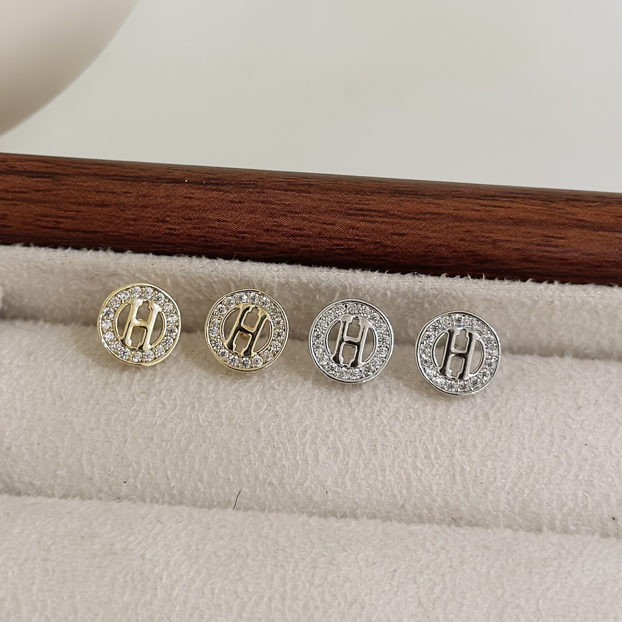 B521圓形排鑽字母H小耳針