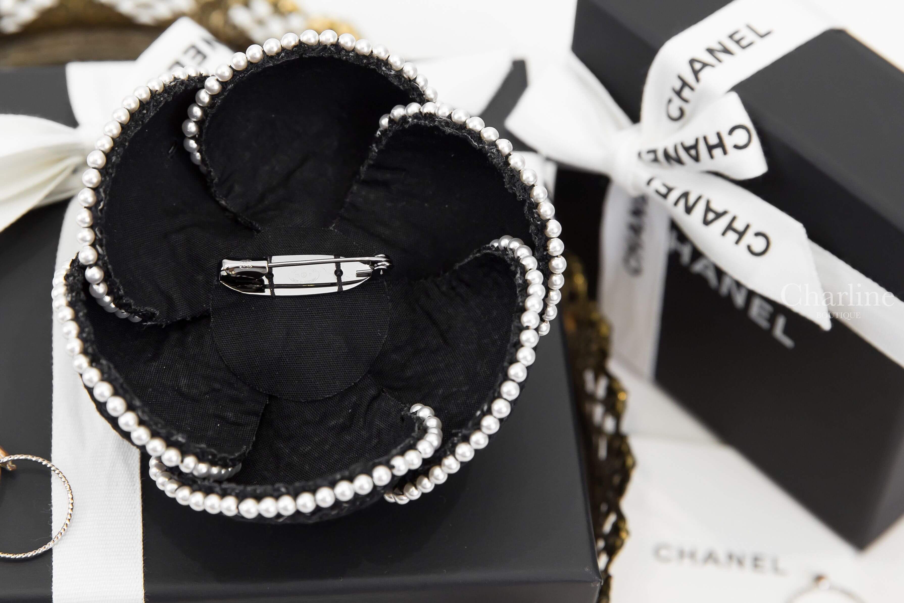 Chanel Camellia 黑色毛呢黑CC白色珍珠滾邊山茶花胸針-Charline Boutique 精品代購
