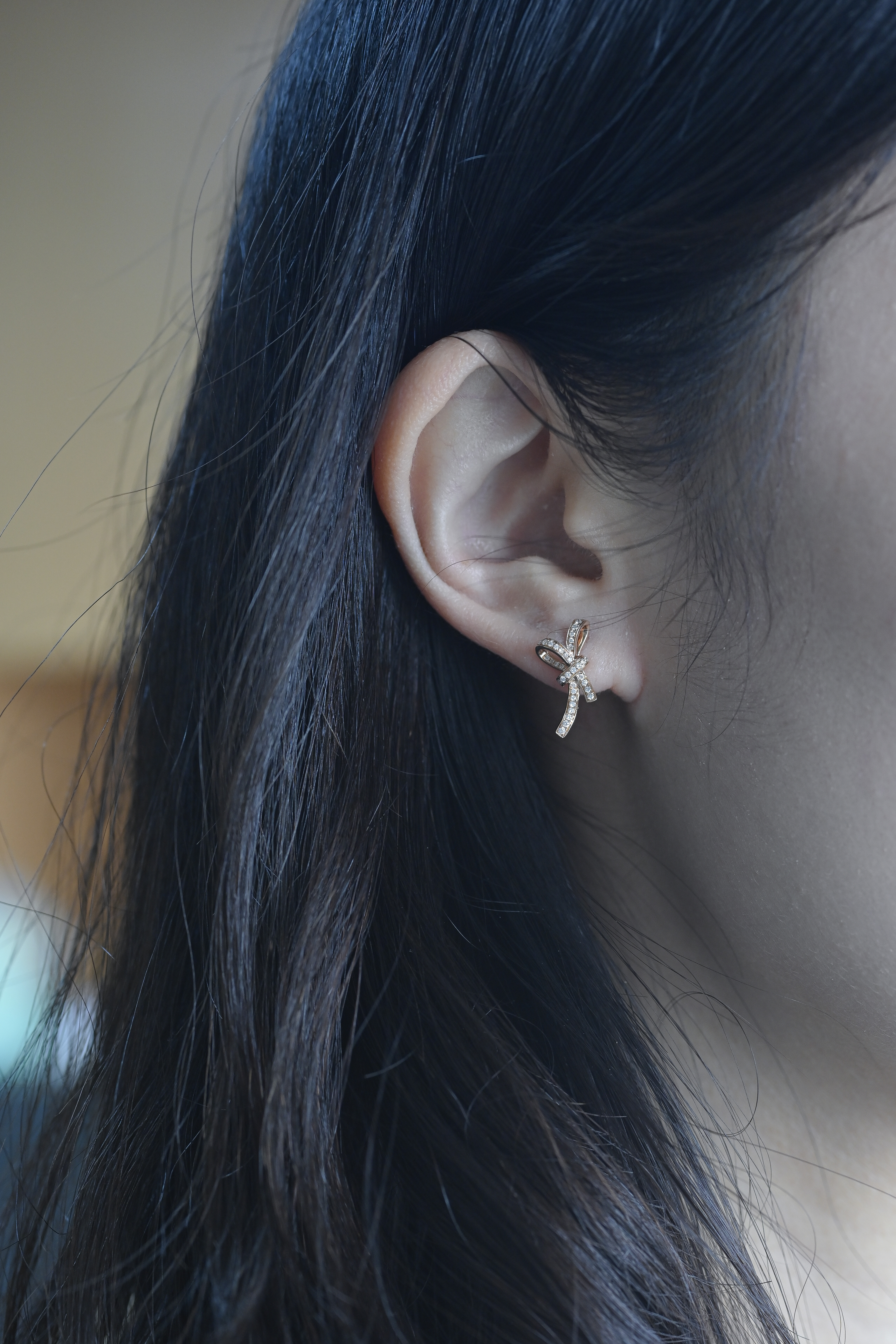18K Ribbon Diamond Earring
