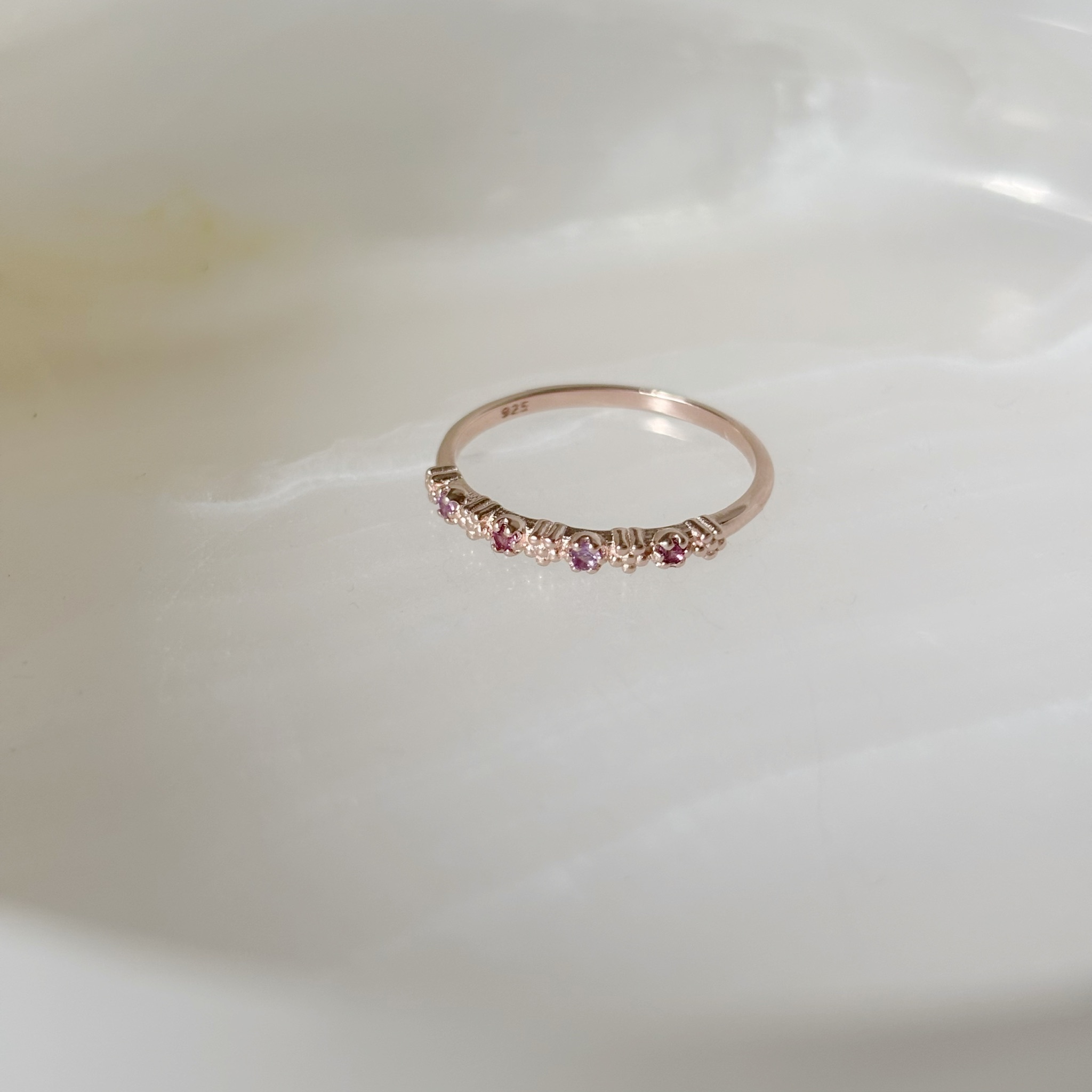 整排紅紫寶石小花戒指