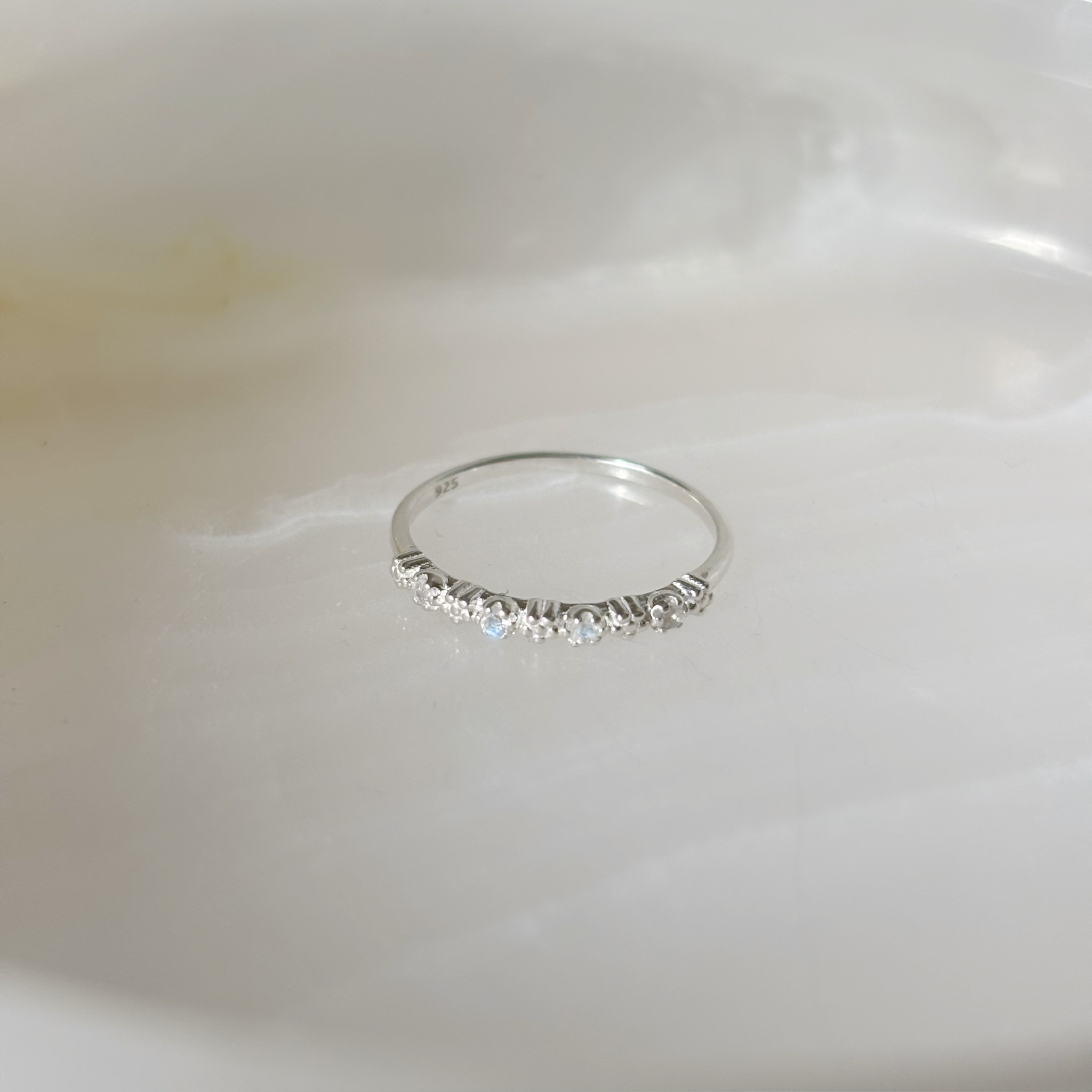 整排月光石小花戒指