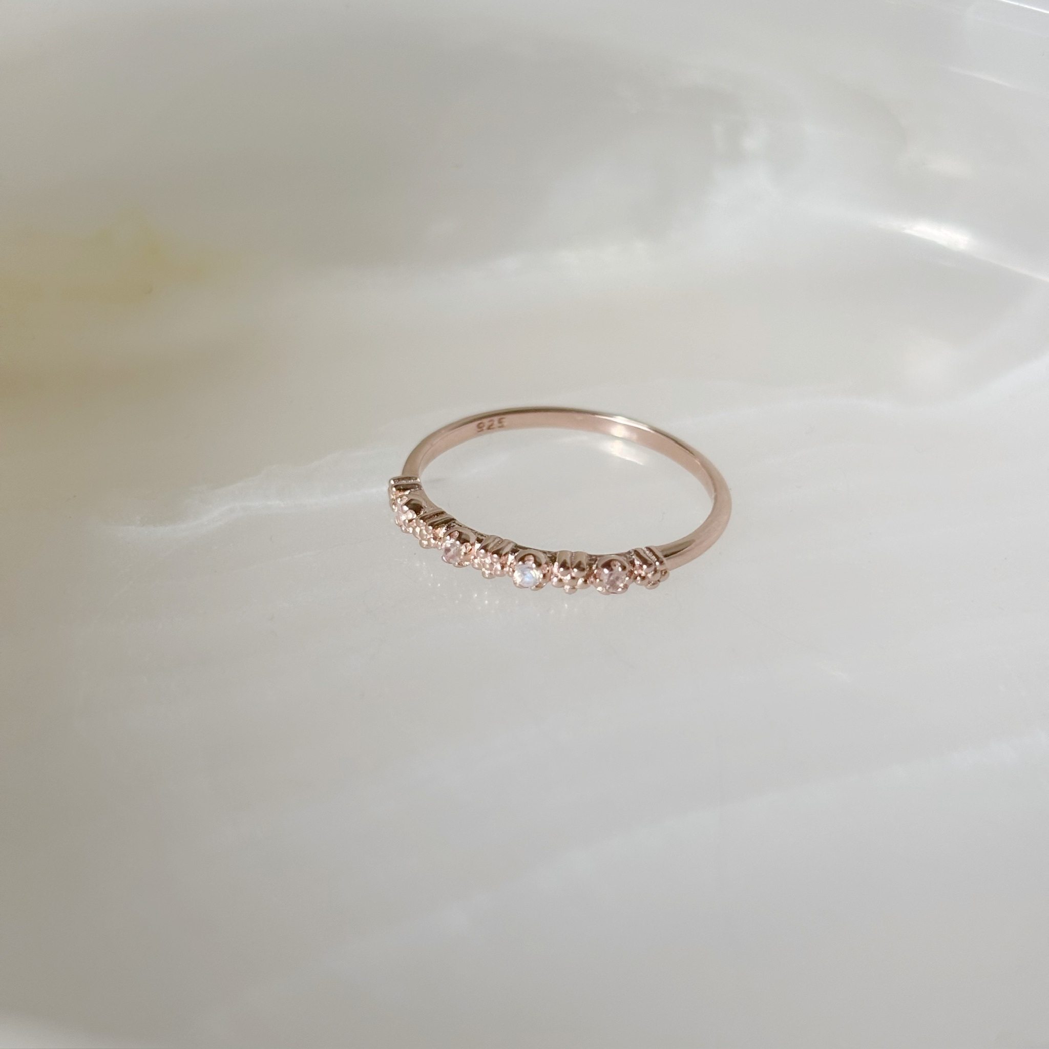 整排月光石小花戒指