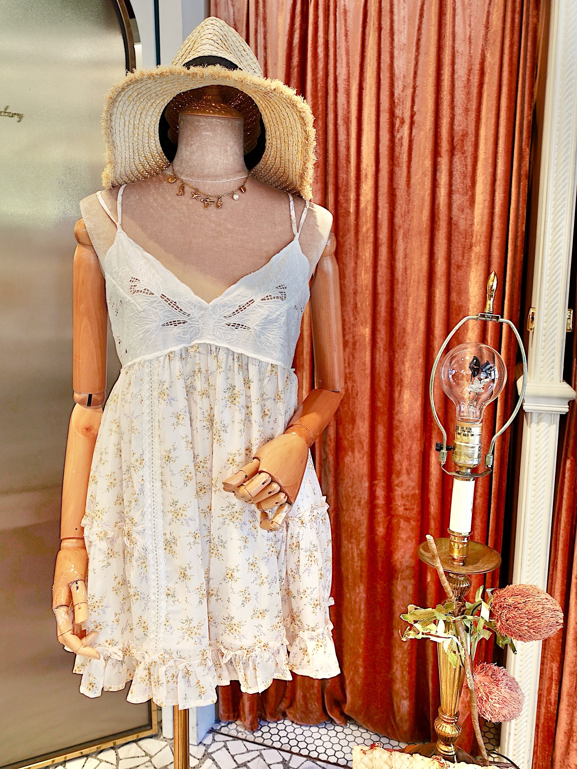 Butter Yellow奶油黃小碎花挑洞刺繡蕾絲連身短褲