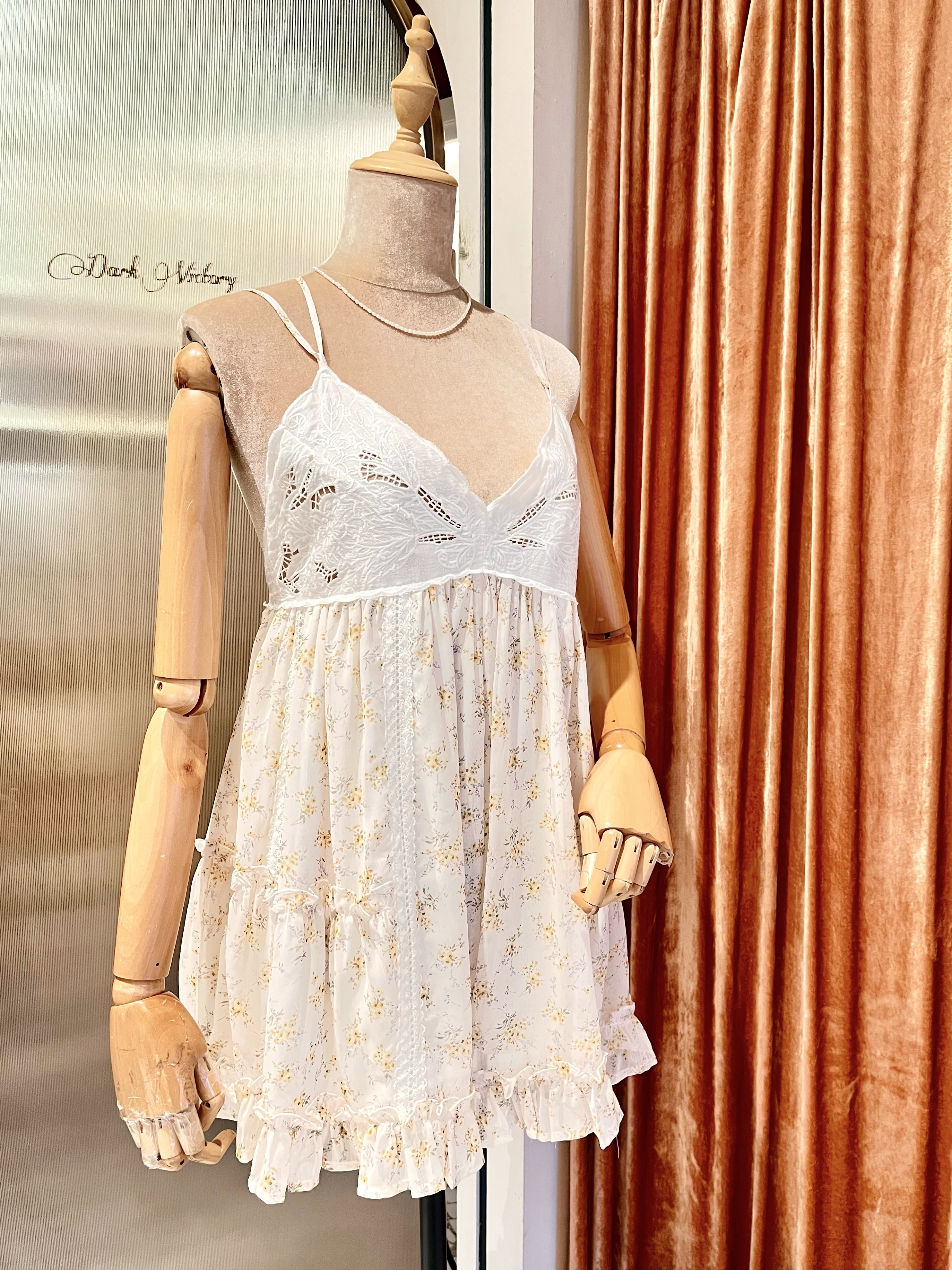 Butter Yellow奶油黃小碎花挑洞刺繡蕾絲連身短褲