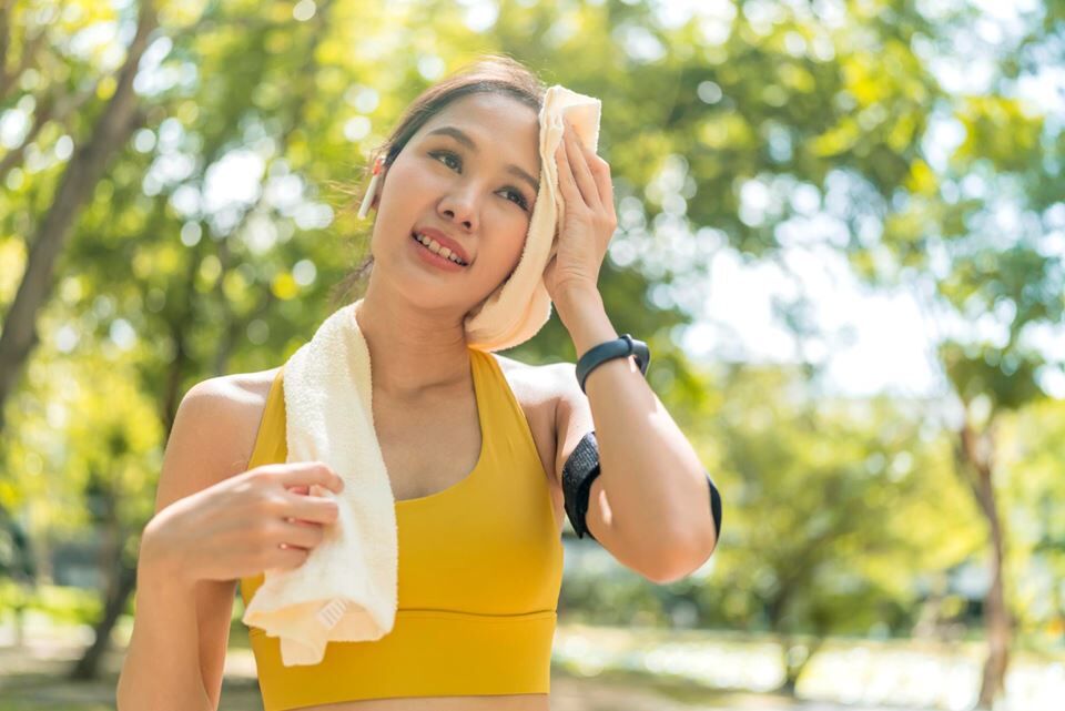 想當你流汗時，汗水裡的乳酸、氨和鹽分會散發出一種讓蚊子難以抗拒的氣味，吸引牠們飛過來
