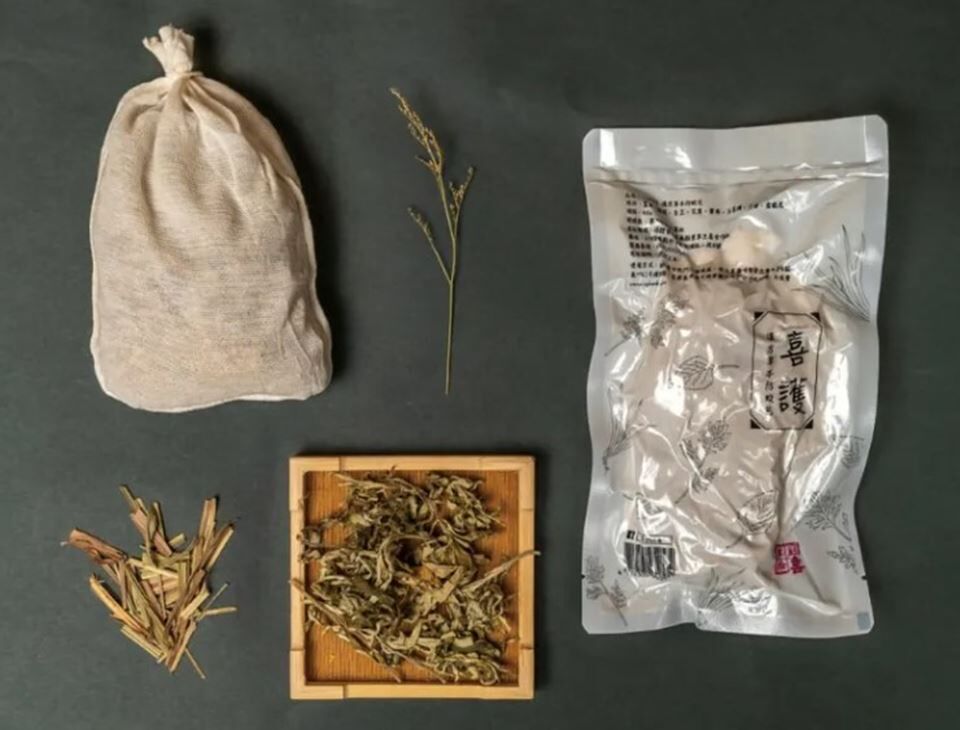 中藥防蚊包裡常見的成分包括艾草、薄荷、香茅、丁香等，這些植物本身就具有天然驅蟲作用，味道對人友善，卻對蚊子來說不舒服。