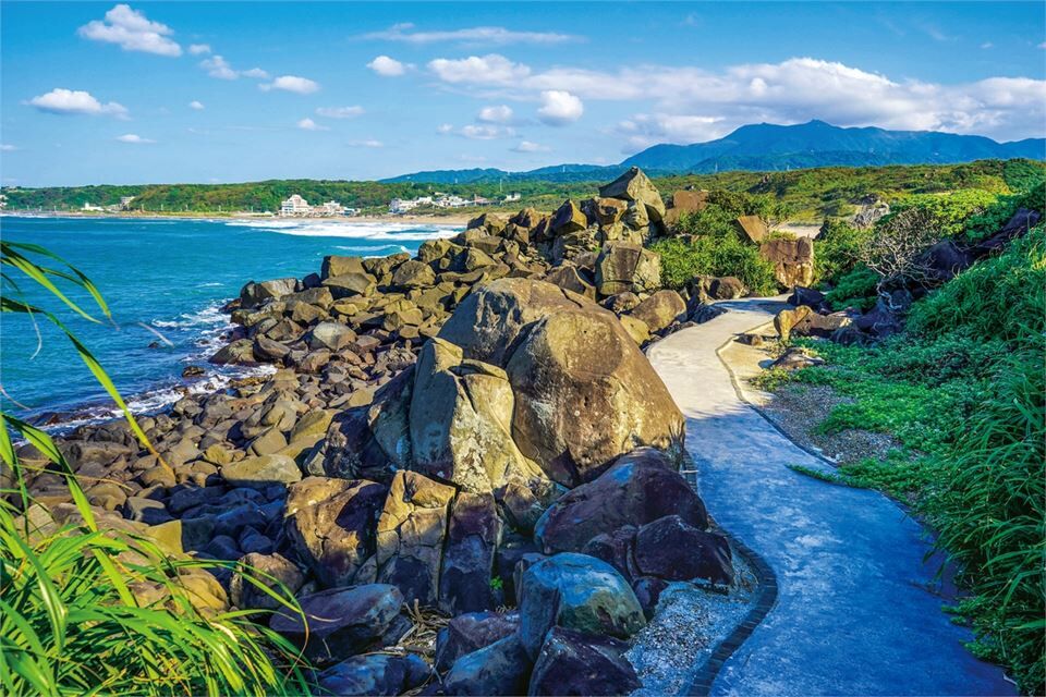 喜歡邊散步邊看海景，可以安排到「麟山鼻步道」走一走，從野柳地質公園開車過去大約 5 分鐘，是一條輕鬆好走的濱海小徑。