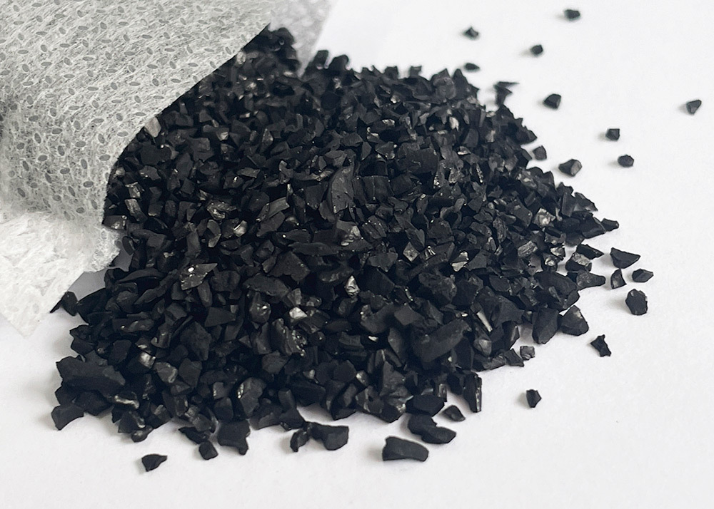 我們與活性碳工廠深度合作，精選果殼原料製成碎粒狀活性碳，碘值高達1000以上，遠超市售700-900標準