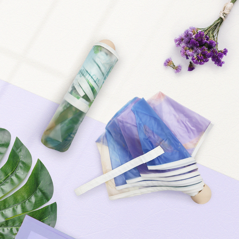 夢幻日系半透明柔和設計 療癒系樹植&漸層羽毛 傘布霧面柔軟,抗磨不易破 手把摩砂霧面感,好握好拿 採用100%聚酯纖維,抗強潑水