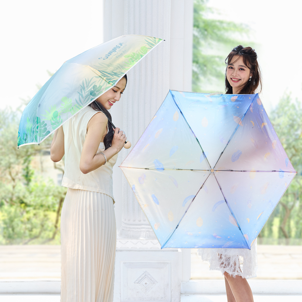 夢幻日系半透明柔和設計 療癒系樹植&漸層羽毛 傘布霧面柔軟,抗磨不易破 手把摩砂霧面感,好握好拿 採用100%聚酯纖維,抗強潑水