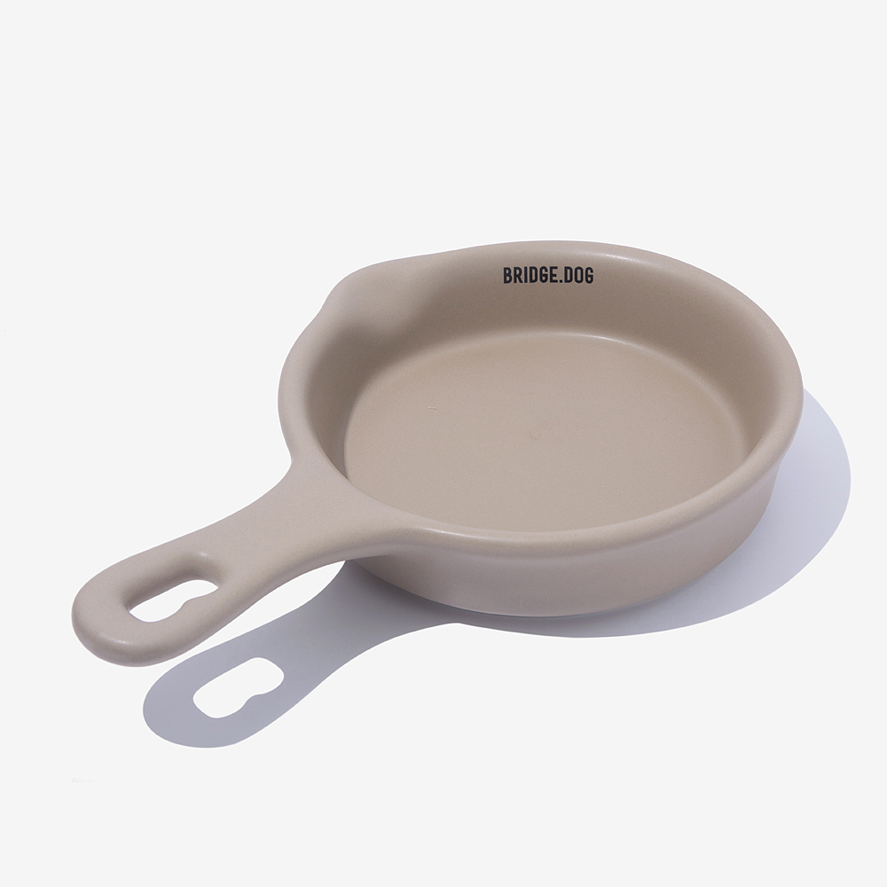 BRIDGE. DOG MINI 霧面平底鍋造型盤 (可可)