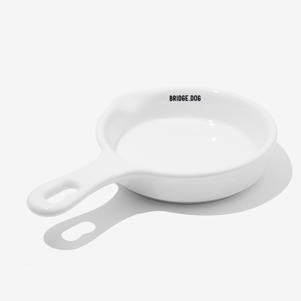 BRIDGE. DOG MINI 亮面平底鍋造型盤 (白)