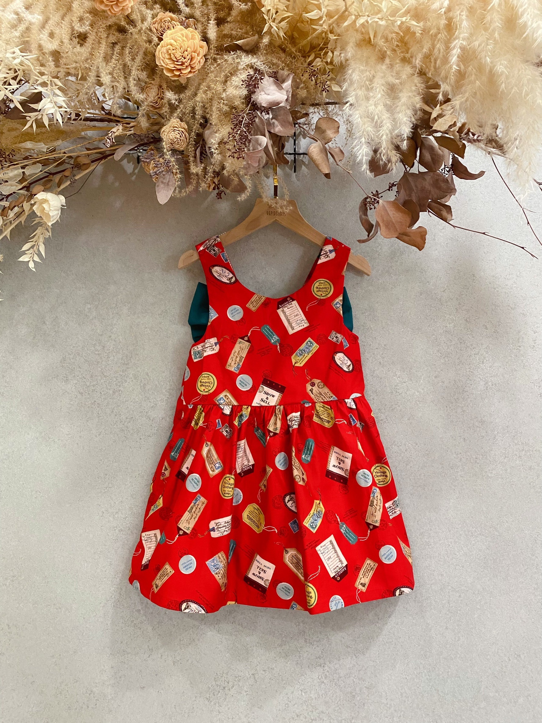 紅底復古標籤 背蝴蝶結洋裝（120）