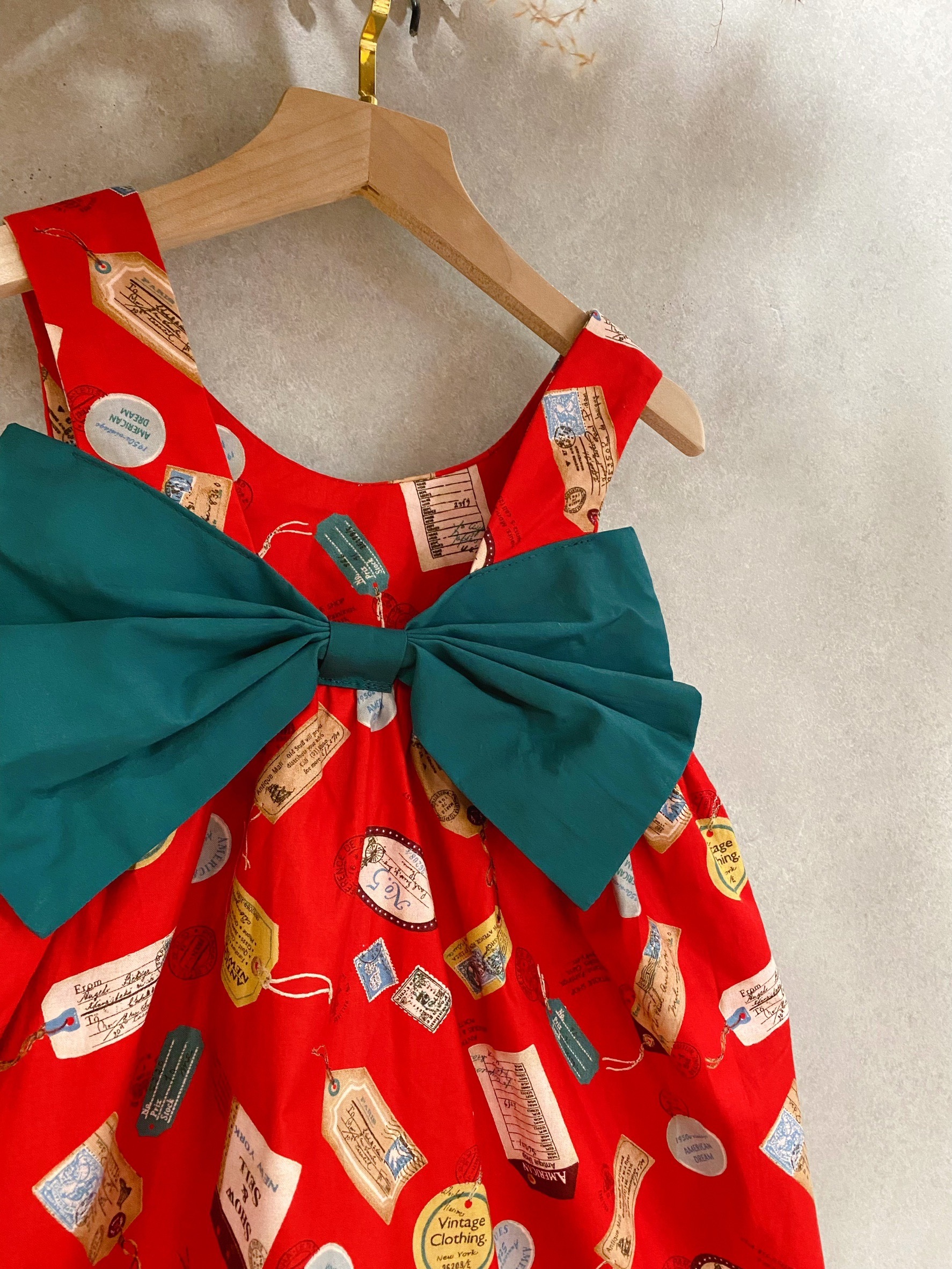 紅底復古標籤 背蝴蝶結洋裝（120）