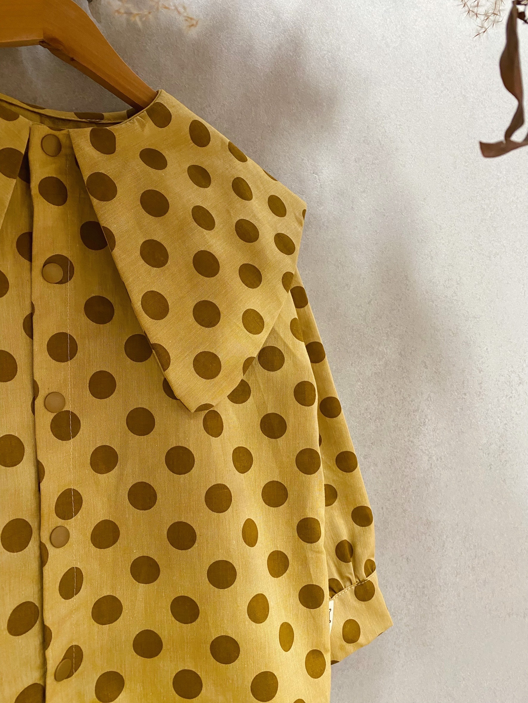 奶茶水玉 尖領襯衫（120）