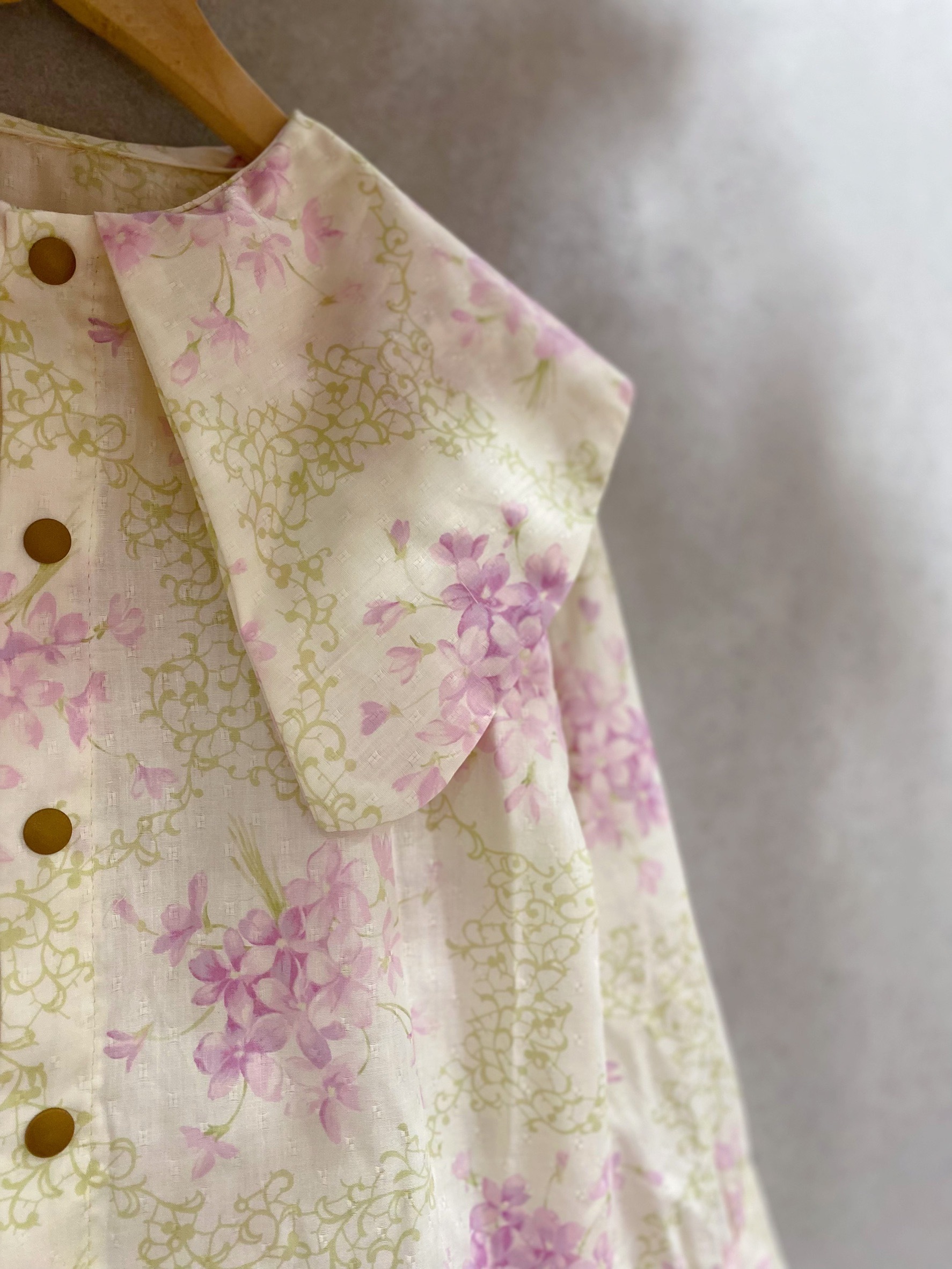 粉顆粒花卉 尖領襯衫（120）