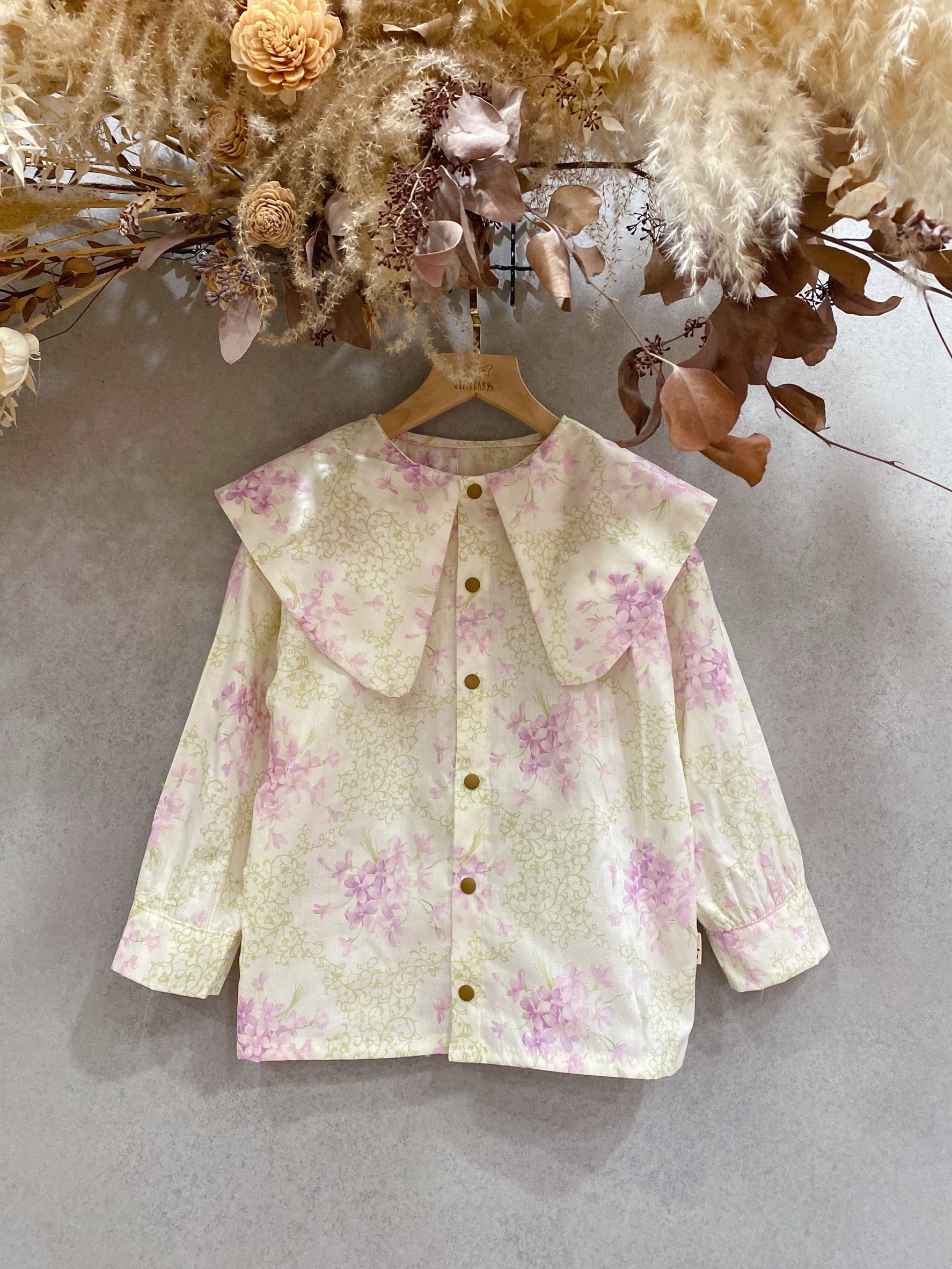 粉顆粒花卉 尖領襯衫（120）