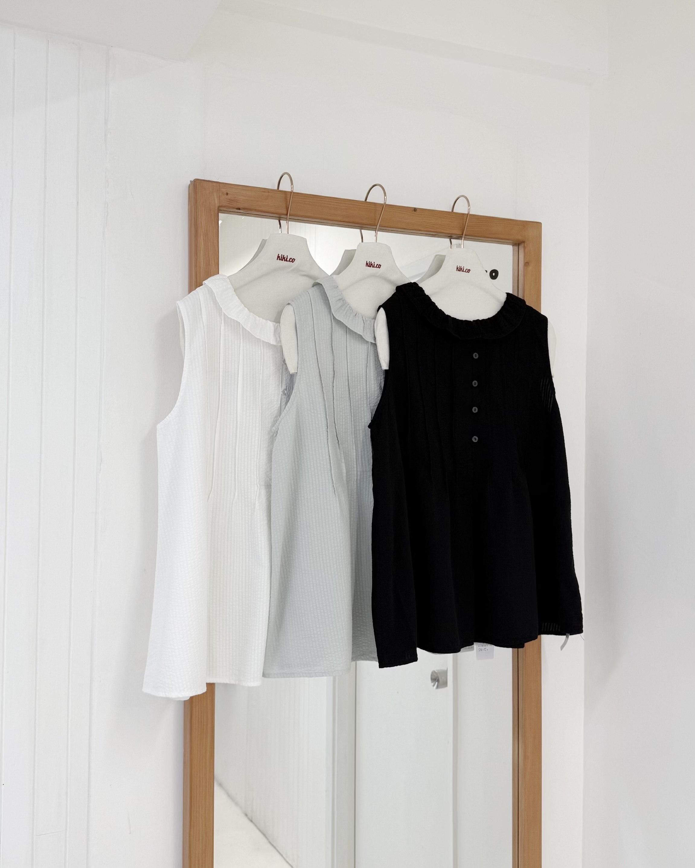 暗凹凸紋荷葉領胸摺背心