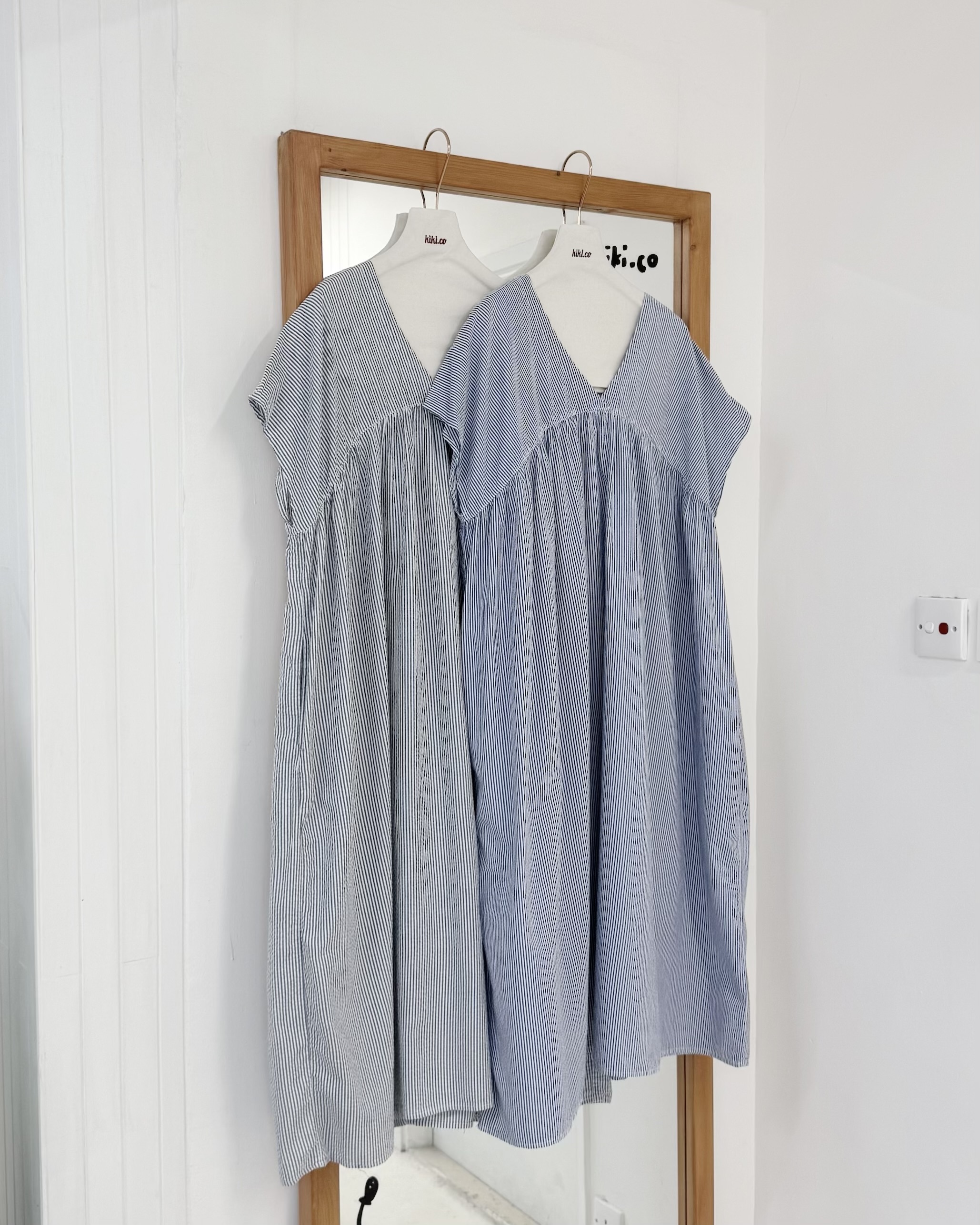 落肩小v領條紋Onepiece