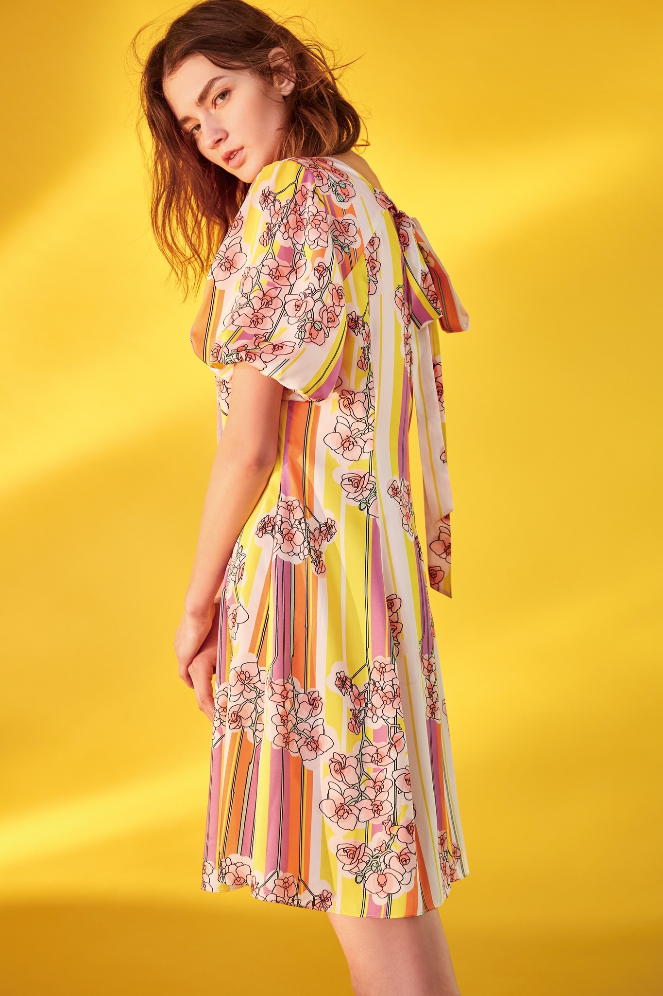 BC1EA020E1 陽光花園粉桔花條法式蓬袖連衣裙