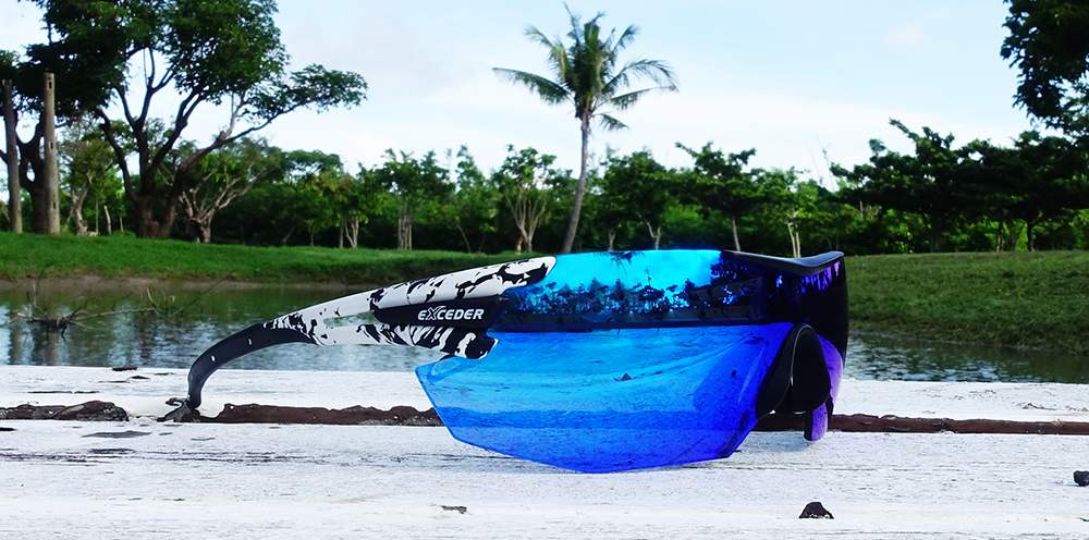 藍色白色運動眼鏡