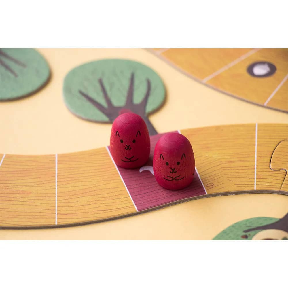 Londji收集果實戰策遊戲，遊戲以松鼠棋進行，2個紅色木製松鼠棋子