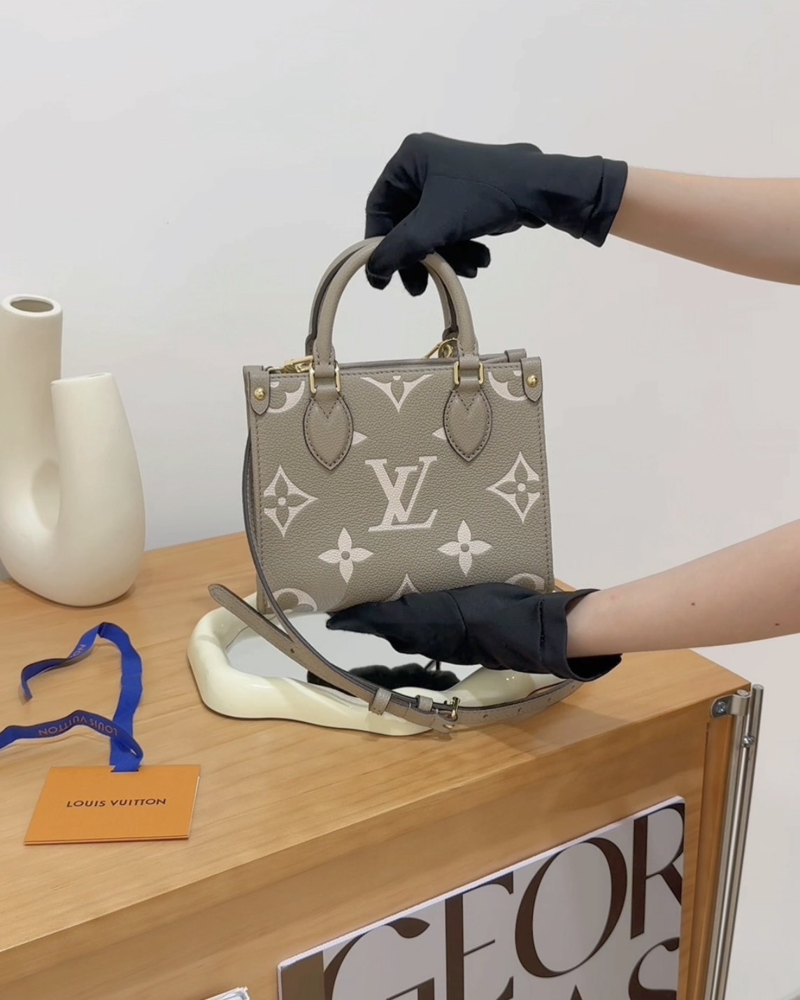 LV｜ONTHEGO BB 托特包 奶茶色 M47054