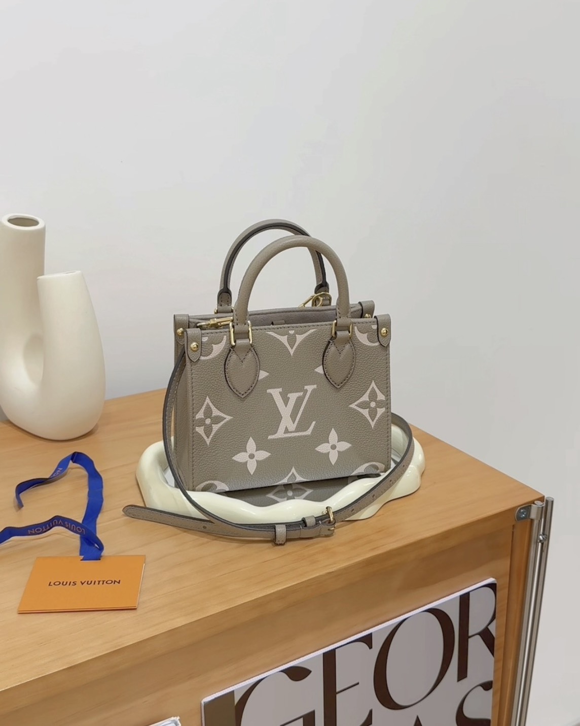 LV｜ONTHEGO BB 托特包 奶茶色 M47054