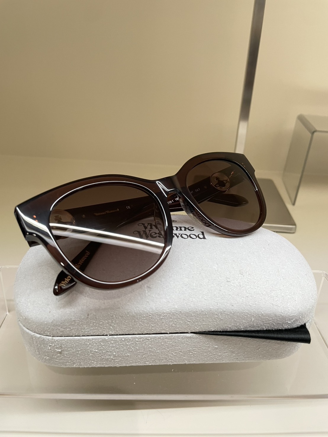 FH52 VIVIENNE WESTWOOD 咖啡色圓形鑽LOGO墨鏡 預購