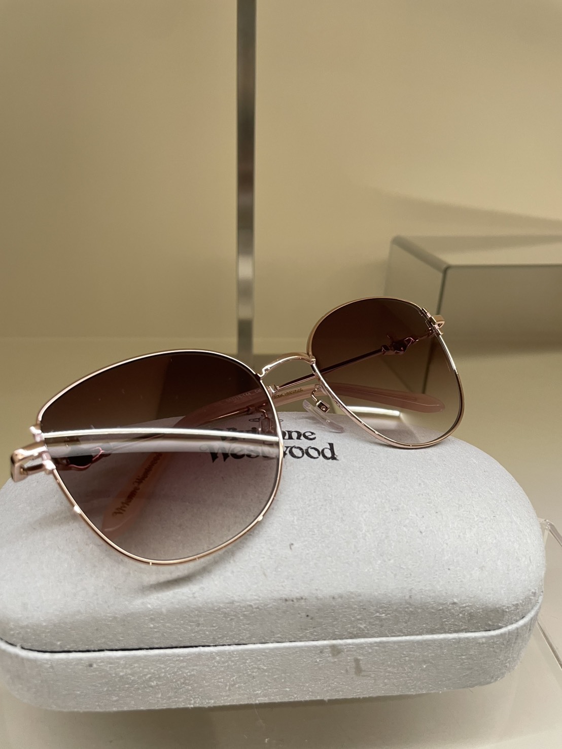 FH26 VIVIENNE WESTWOOD 飛行墨鏡(粉) 預購