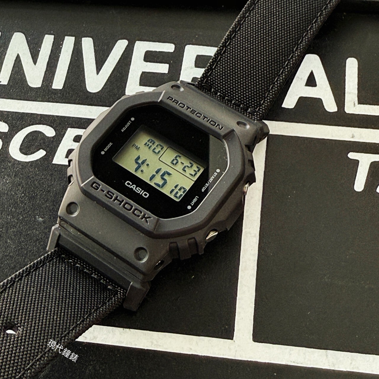 【G-SHOCK】環保布質錶帶方形電子錶DW-5600BCE-1D  42.8mm 現代鐘錶