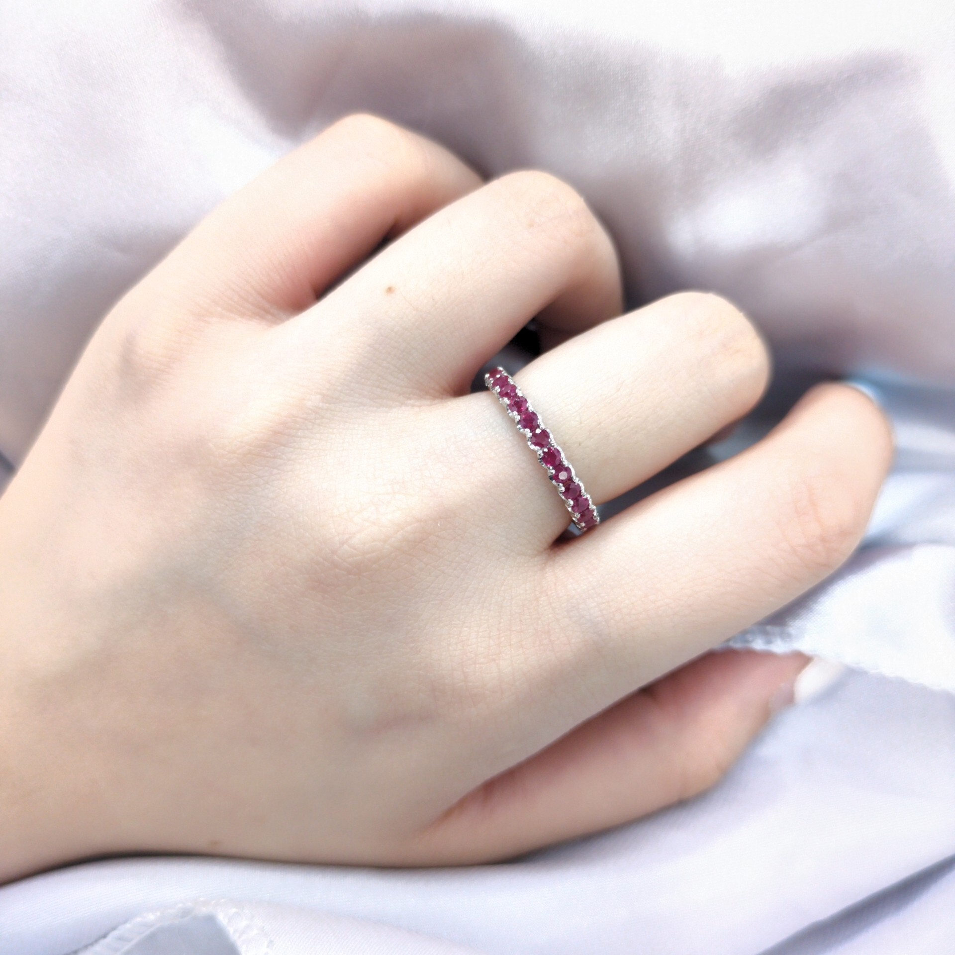 全新18K白金1卡多天然紅寶石全圈戒指