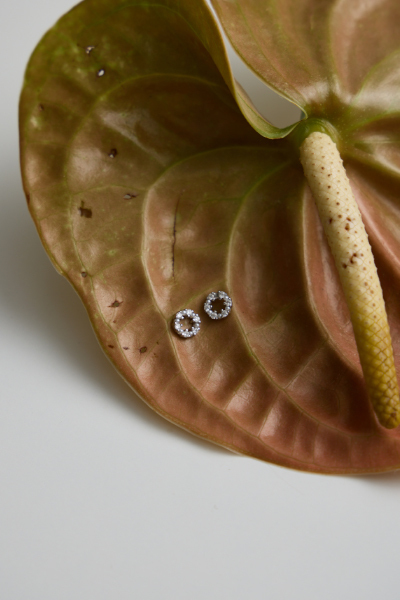 雪白圓環珍珠。銀針耳環