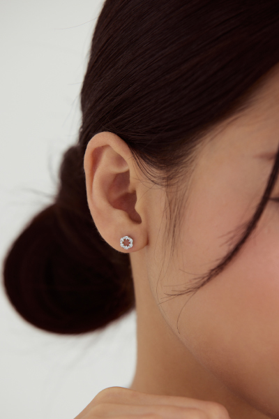 雪白圓環珍珠。銀針耳環