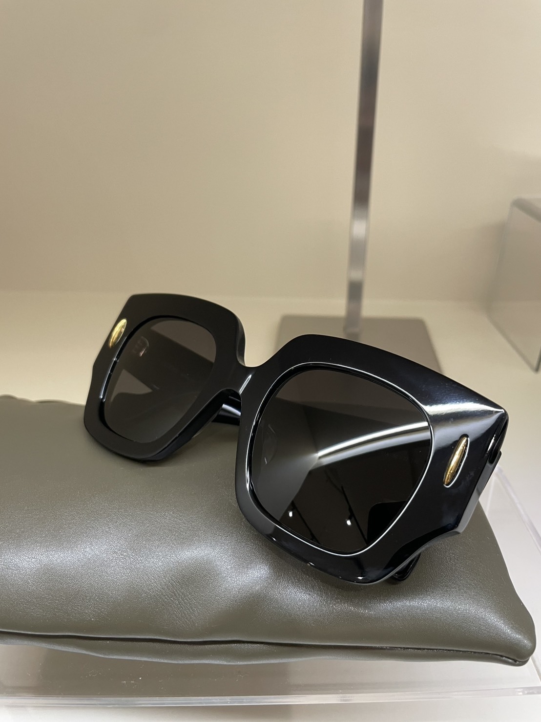 FH62 LOEWE 黑色側邊金屬logo墨鏡 預購