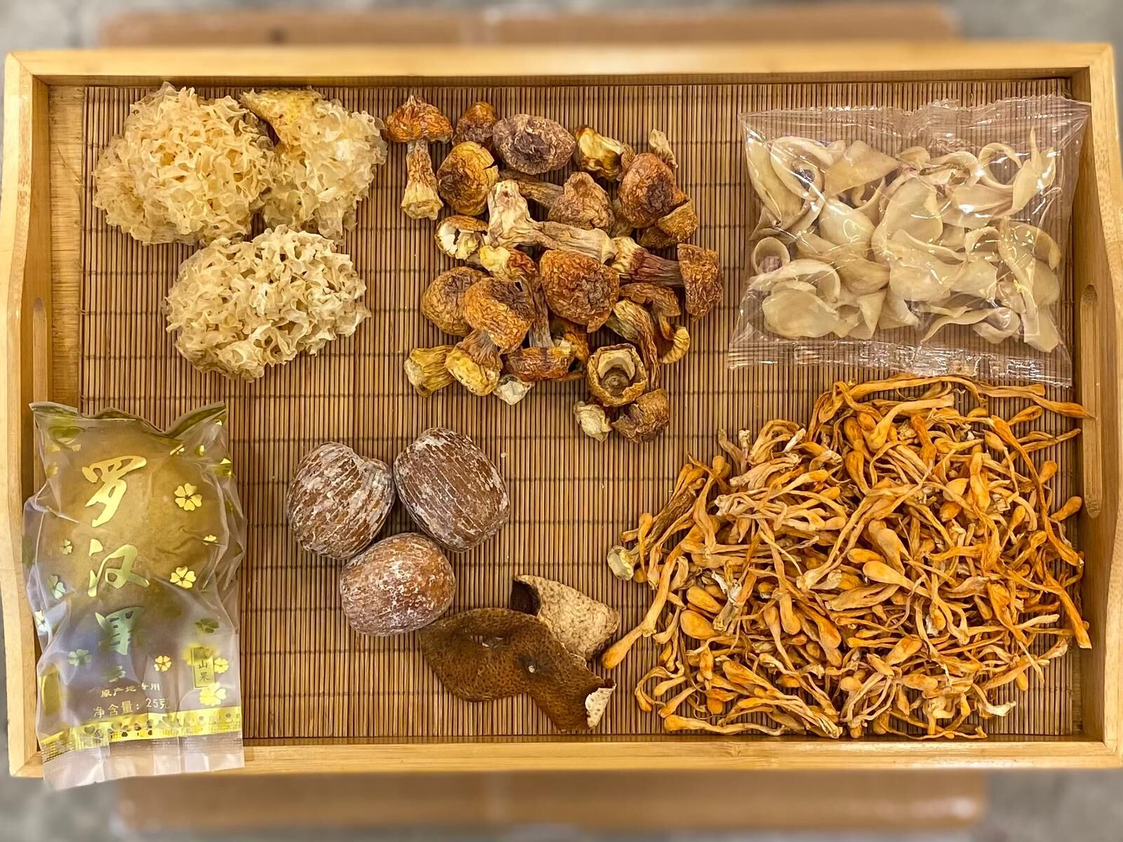 姬松茸蟲草花銀耳百合湯