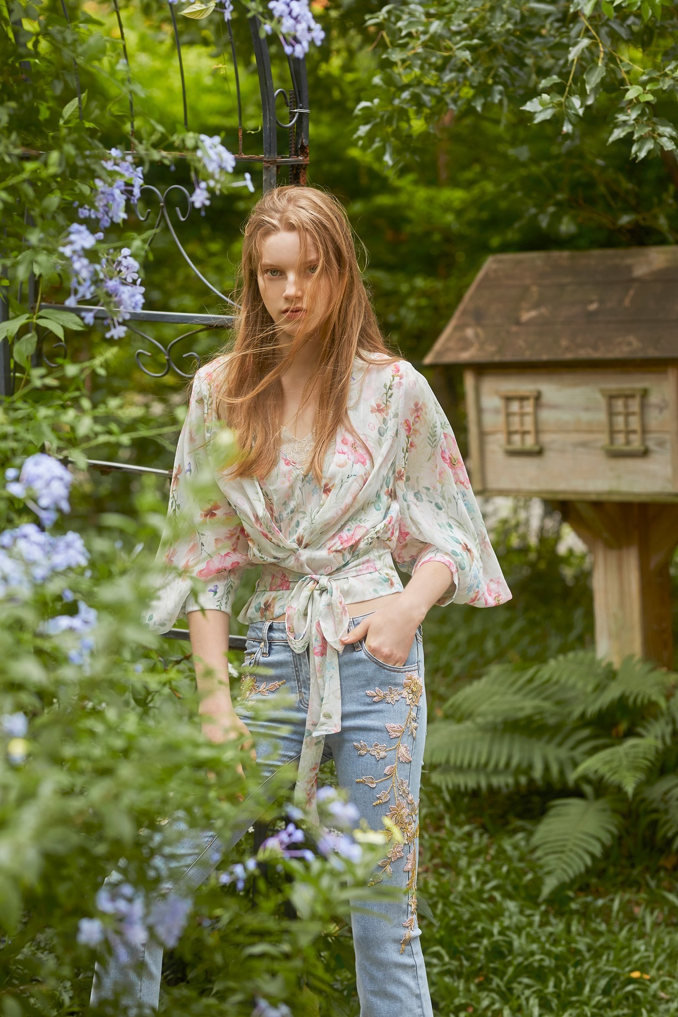 BC1EF026A1薇薇安花園短版蕾絲v領上衣