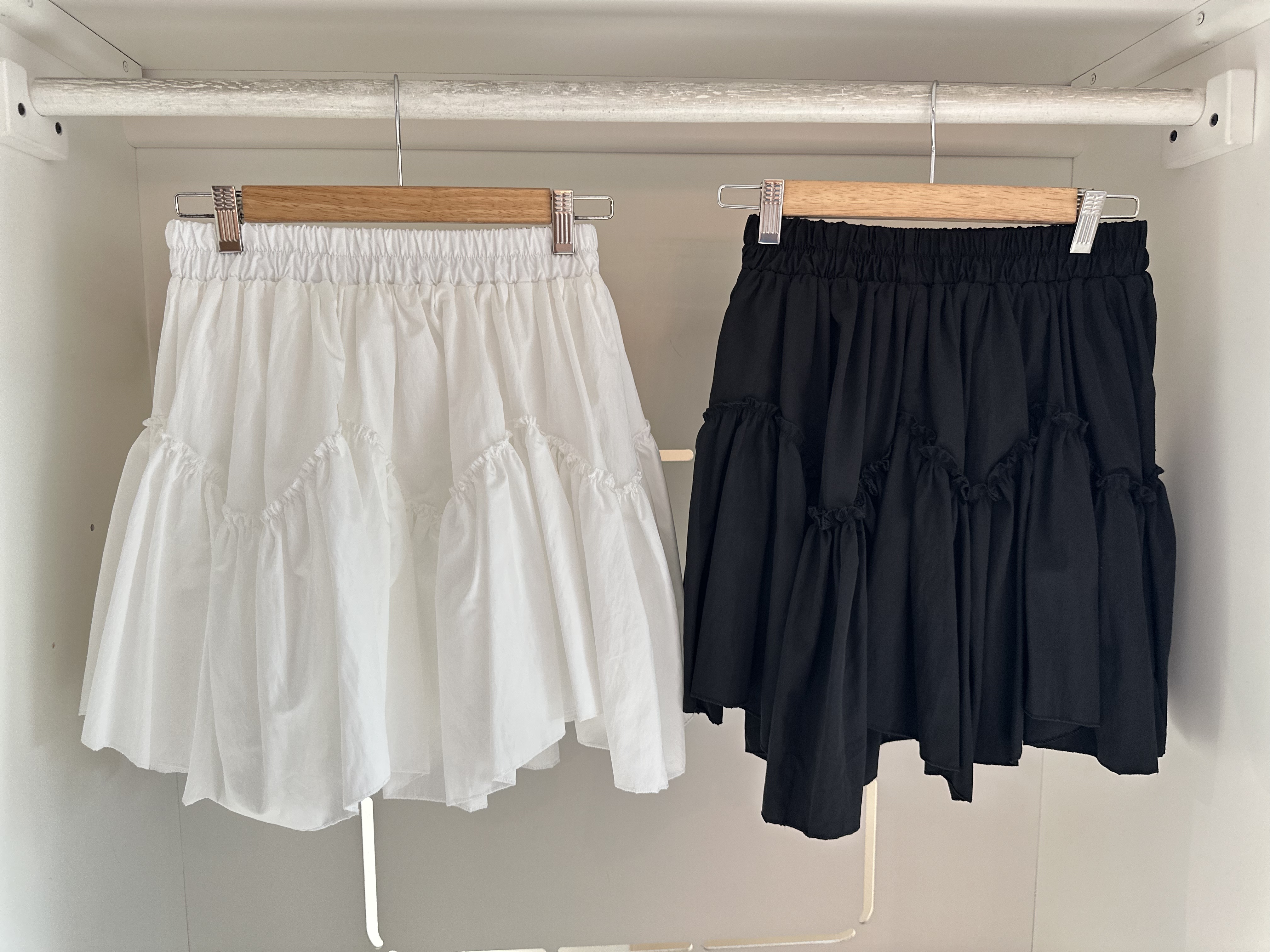 ELASTIC WAISTED ASYMMETRIC SHORT SKIRT