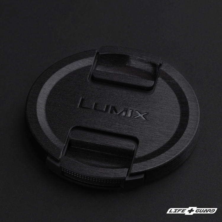Panasonic LUMIX S 24-60mm F2.8 鏡頭蓋貼膜展示圖，LIFE+GUARD 髮絲黑風格