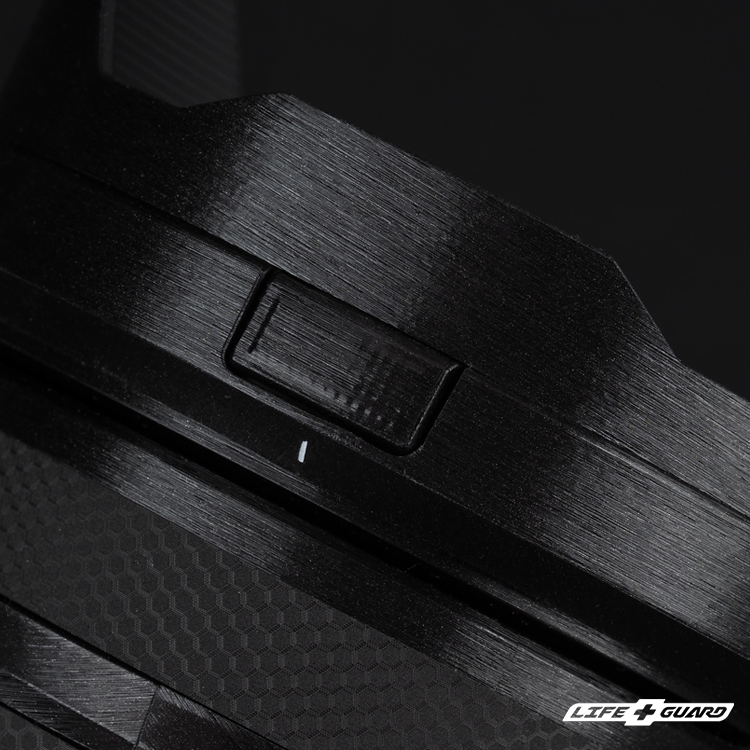 Panasonic LUMIX S 24-60mm F2.8 鏡頭蓋黑色髮絲貼膜質感特寫，LIFE+GUARD 設計風格