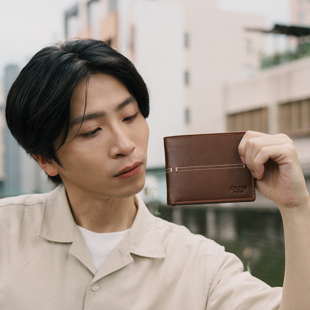 【招財母錢包💰】帥氣皮革縫線短夾-四色(071769)