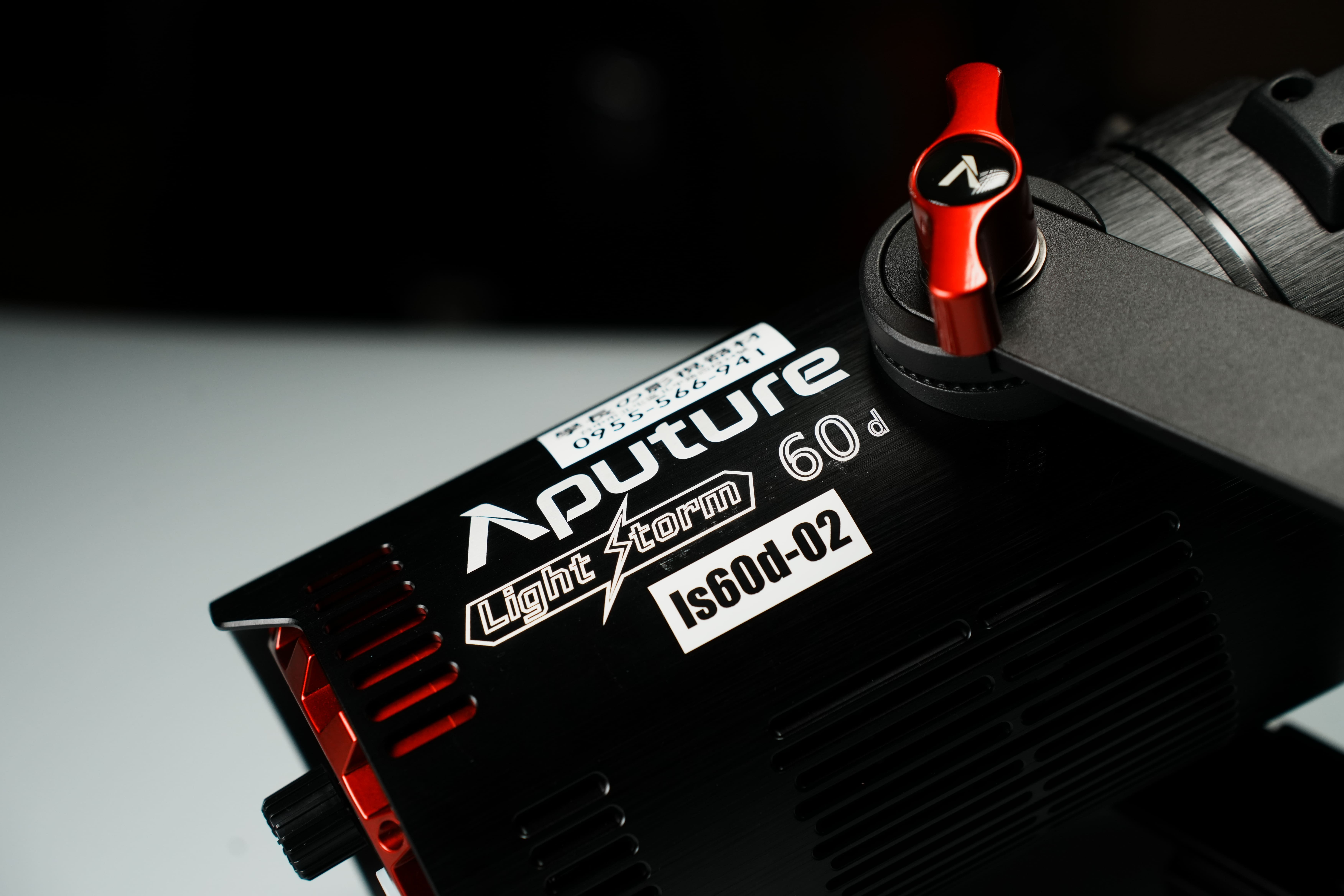 全新庫存出清 Aputure 愛圖仕 Light Storm Ls 60d 白光 聚光燈
