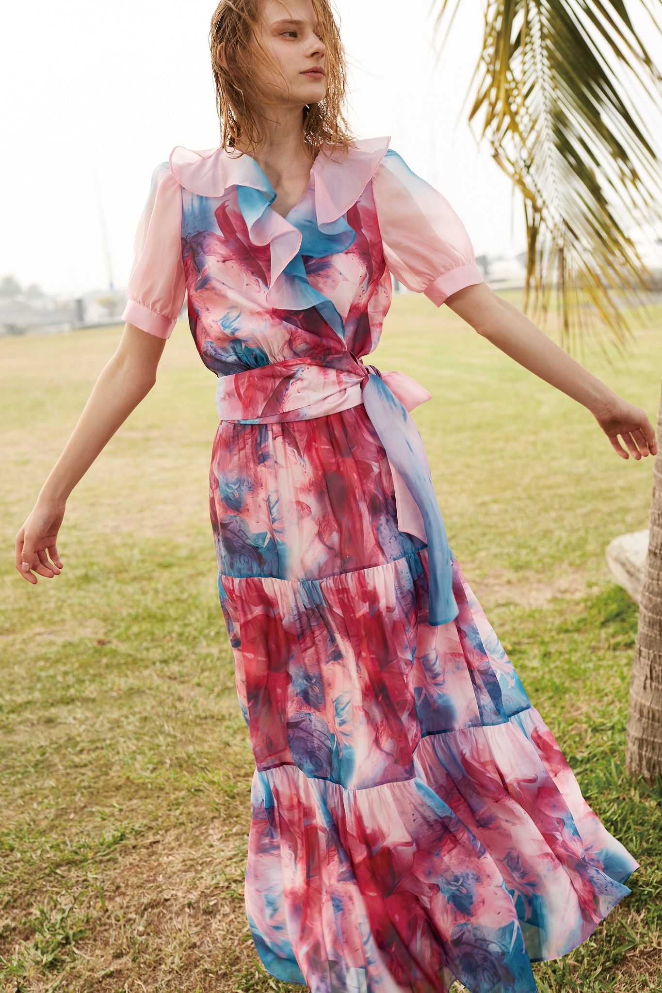 BC1EE133A1 午後漫遊暈染花片V領荷葉蝴蝶結綁結上衣