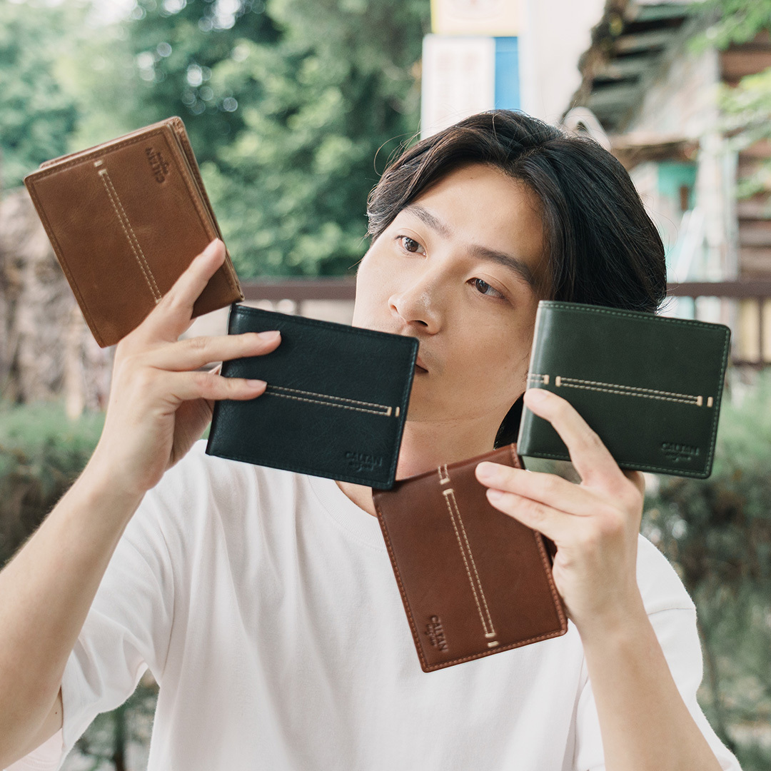 【招財母錢包💰】帥氣皮革縫線短夾-四色(071769)