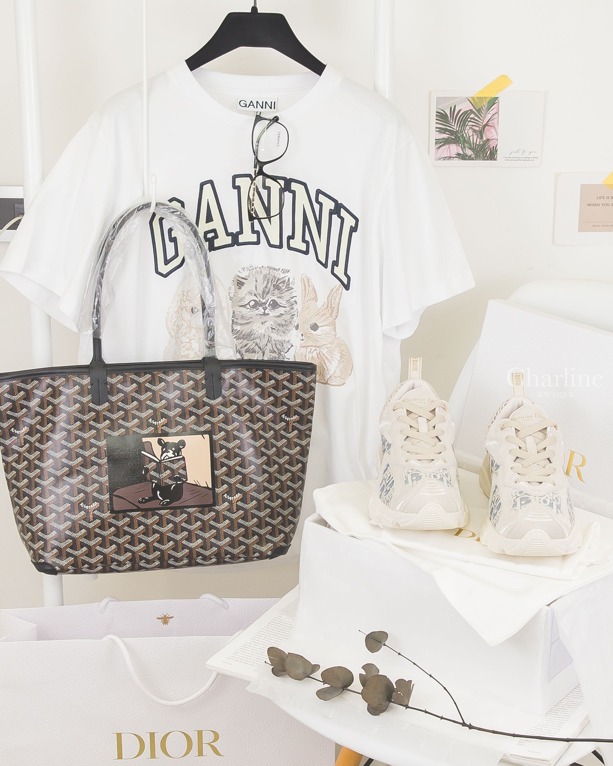 Goyard Artois 黑色客製化讀書法鬥彩繪帆布牛皮小型拉鍊托特包,Dior Vibe 淺藍色白色復古老花棉質提花織紋拼白色麂皮網眼金色字母運動鞋,Chanel  黑色方框側邊皮穿金鍊CC平光眼鏡-Charline Boutique 精品代購