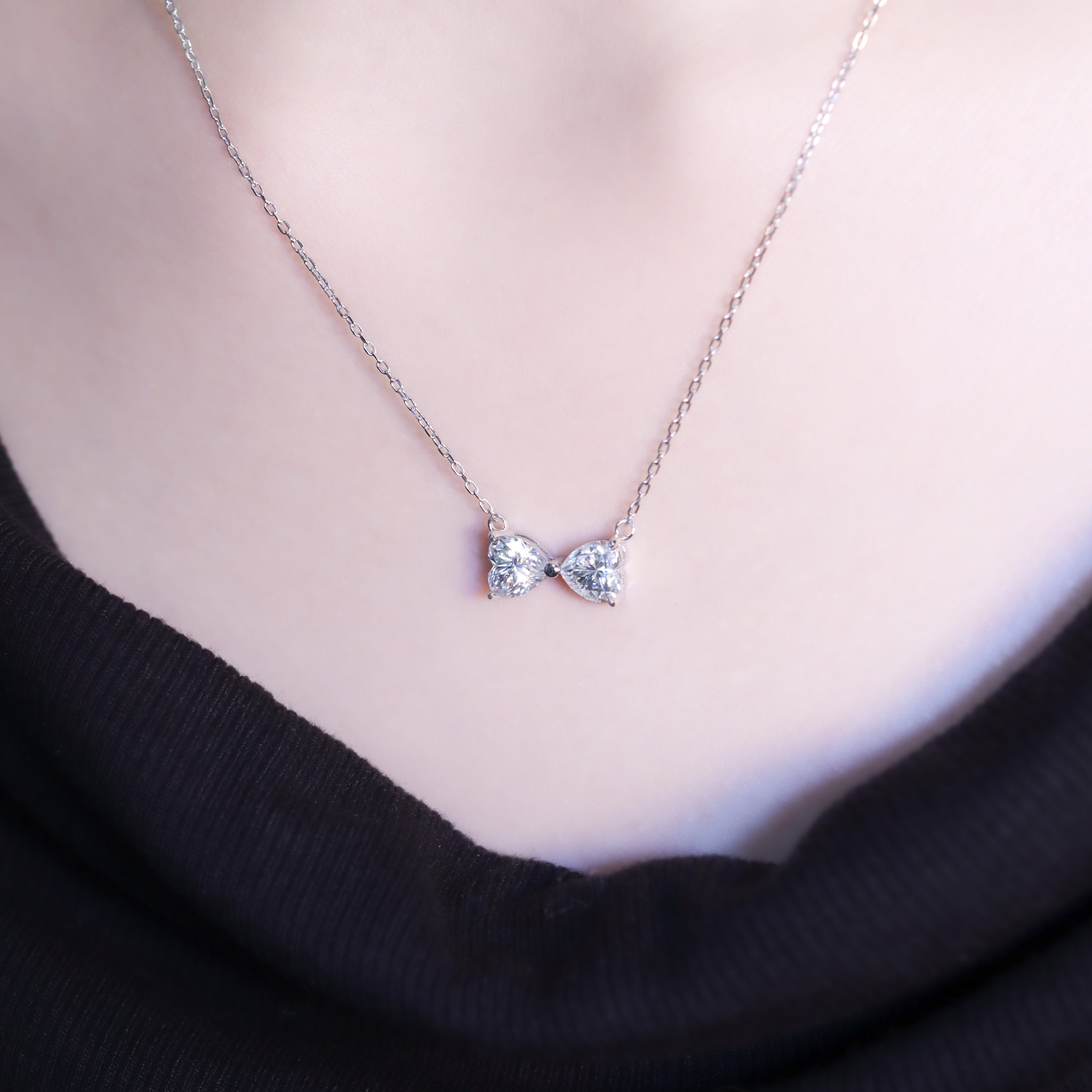 | 925純銀・厚鍍白金・莫桑石 | 鑽光蝴蝶結項鍊 | NE1429 |