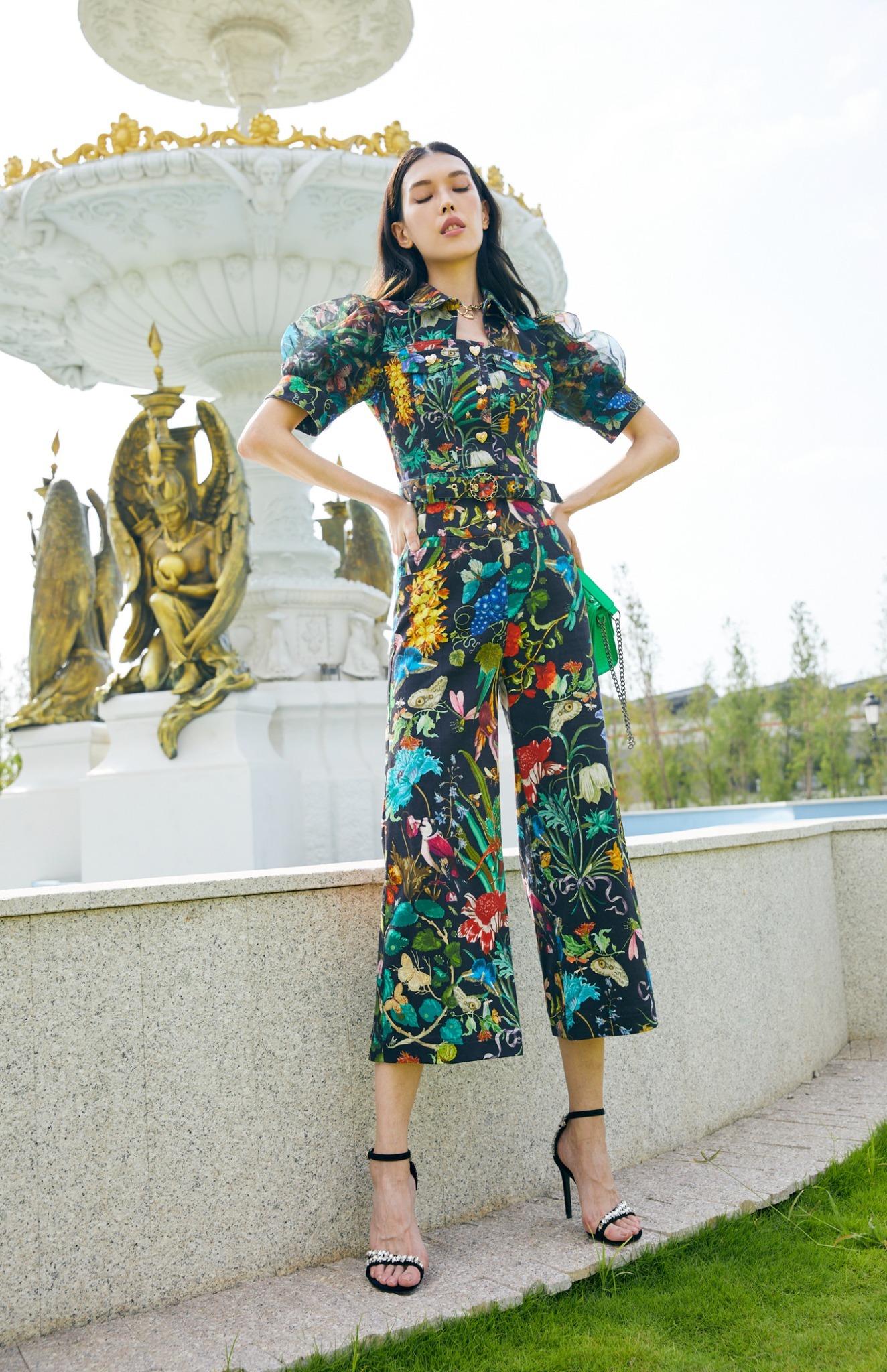 BC1EA017B1 異國花園蝴蝶花卉印花收腰A字九分褲