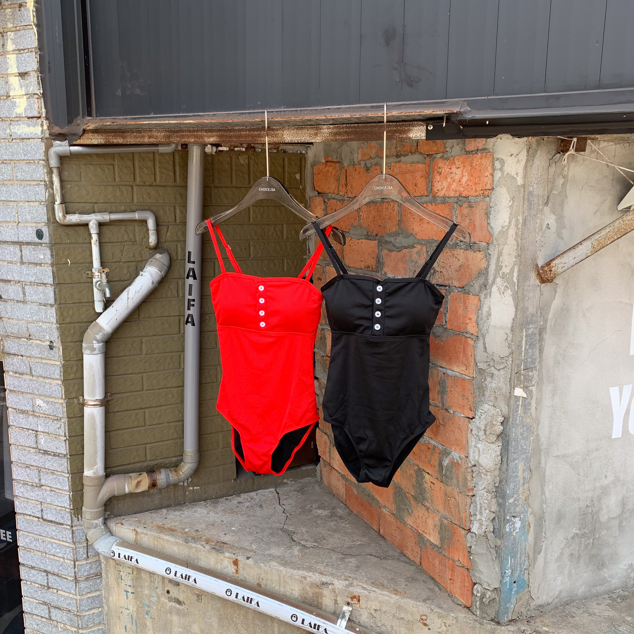 ISA_美到窒息! 微醺感坑條小排釦連身泳衣_56036