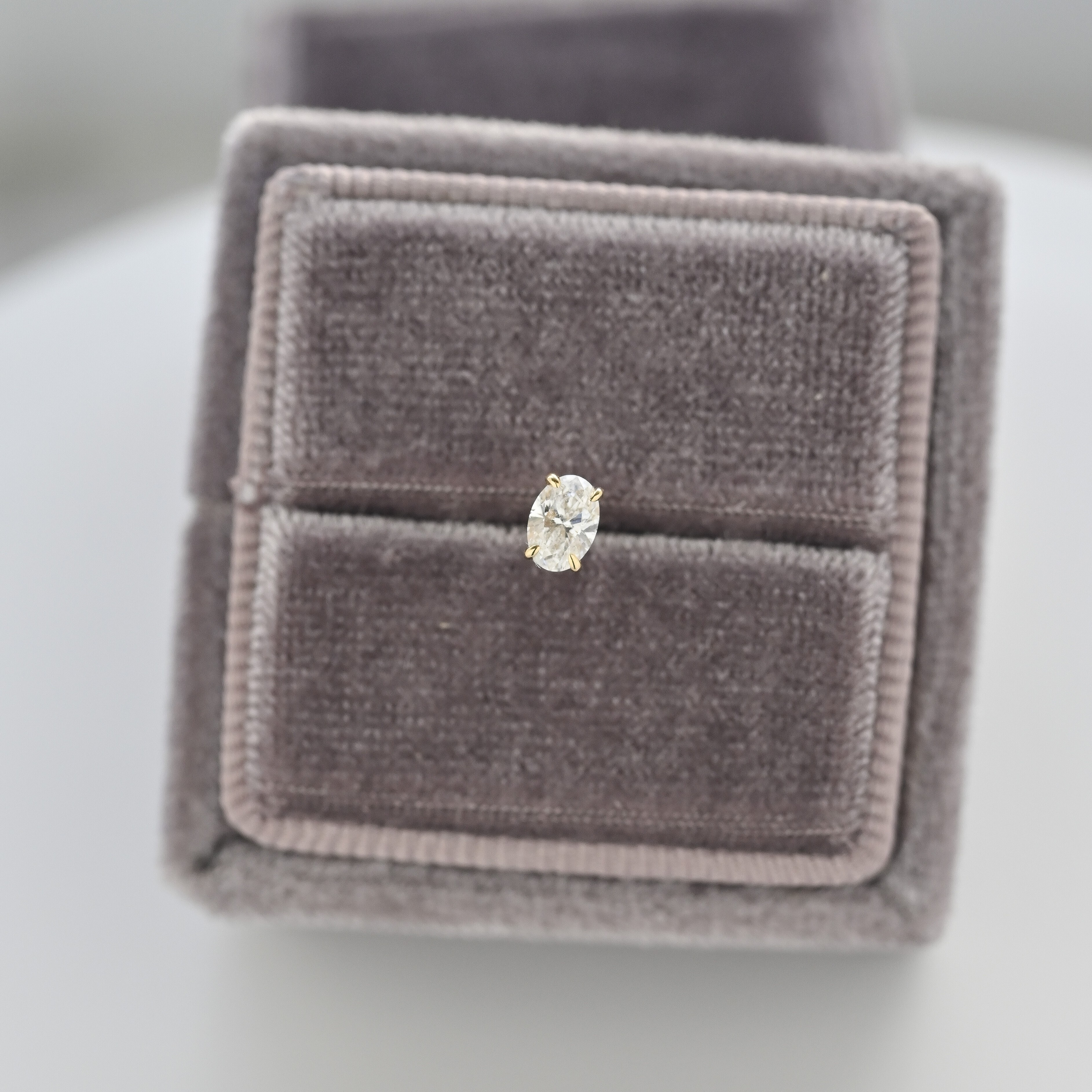 18K 0.20ct Oval Diamond Earring