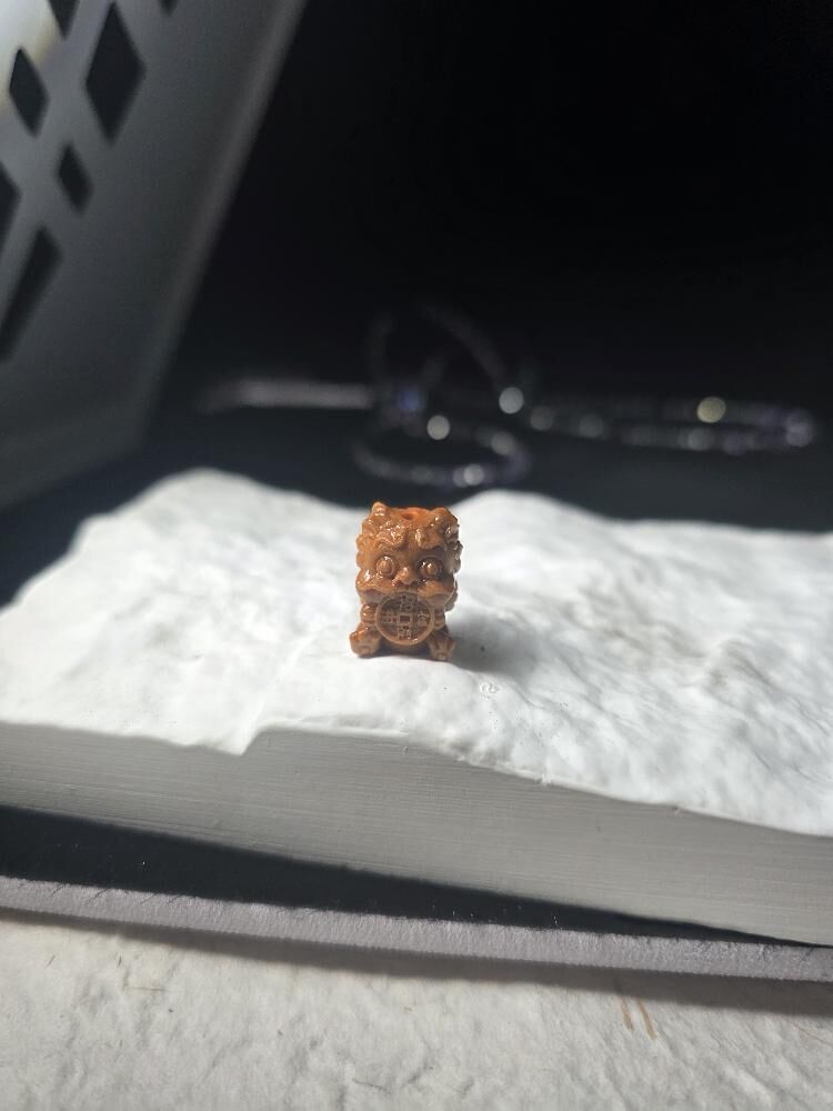 崖柏抱金獸 (保護錢 抱錢番來比你)